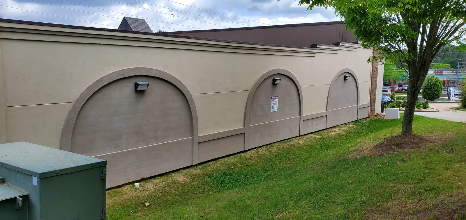 Arched retail wall before cleaning, Aquinas Court, Cobb County, GA (Apr 2020)