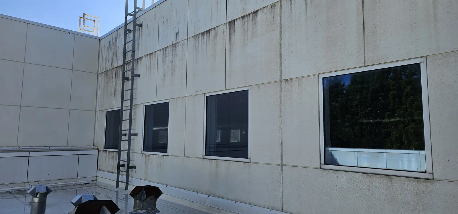 Office building wall wash in progress, Northwest Parkway Southeast, Northwest Business Center, Marietta, GA (Nov 2024)